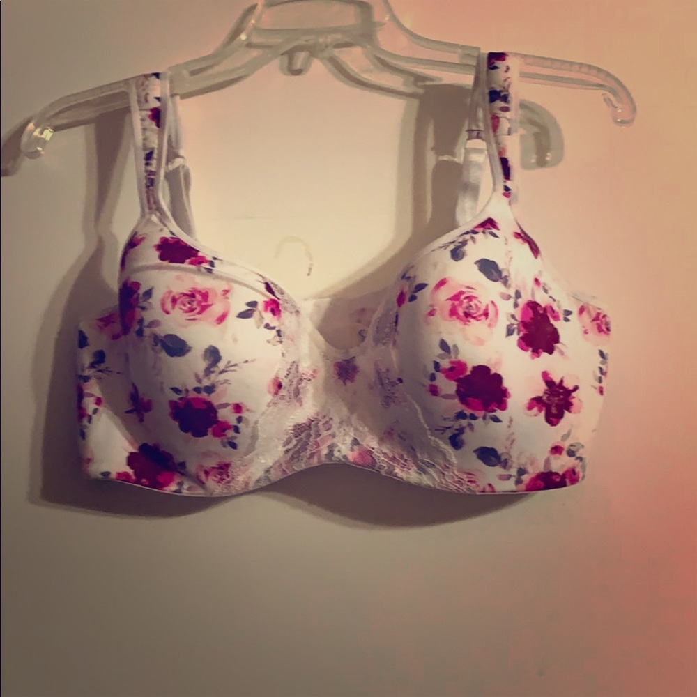 Jessica Simpson bra